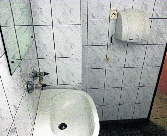 Znikający z toalet papier toaletowy i spuszczane do słoika mydło w płynie to standard.