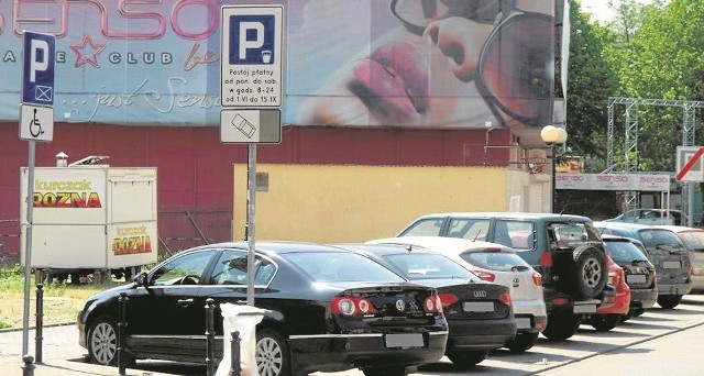 Wygląda na to, że w to lato w strefie płatnego parkowania w gminie Mielno opłaty za postój pobierane będą od poniedziałku do piątku. Postój na prywatnych i dzierżawionych parkingach nadal będzie płatny.