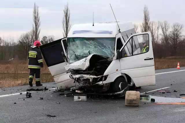 Nissan zderzył się z busem, który jechał po dzieci do Drzonkowa.