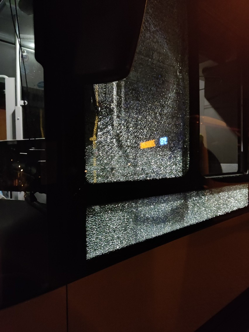 Zdjęcie szyby ostrzelanego autobusu