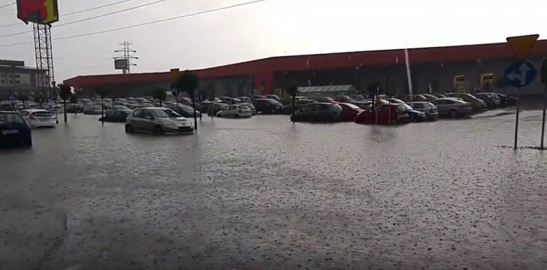 Na parkingu przed centrum handlowym M1 w Czeladzi powstało...