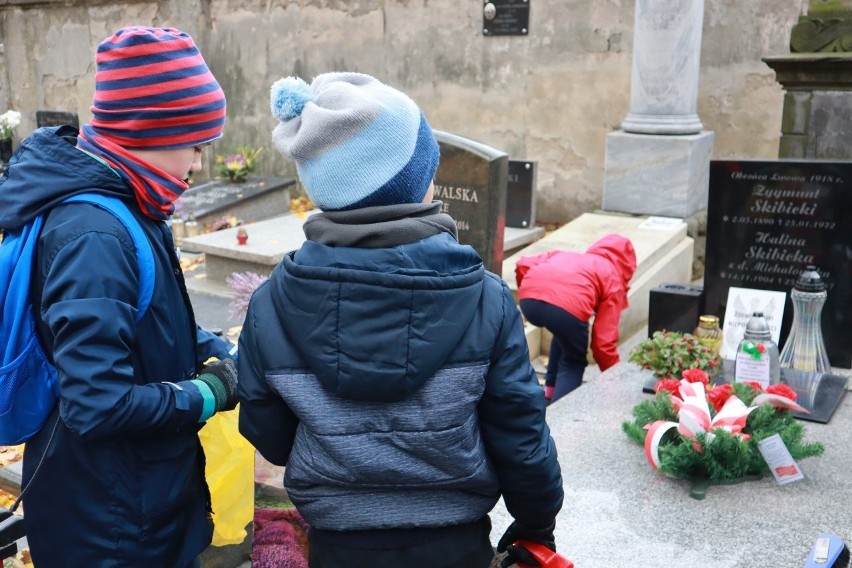 Pani Elżbieta od kilku lat handluje przed Starym Cmentarzem...