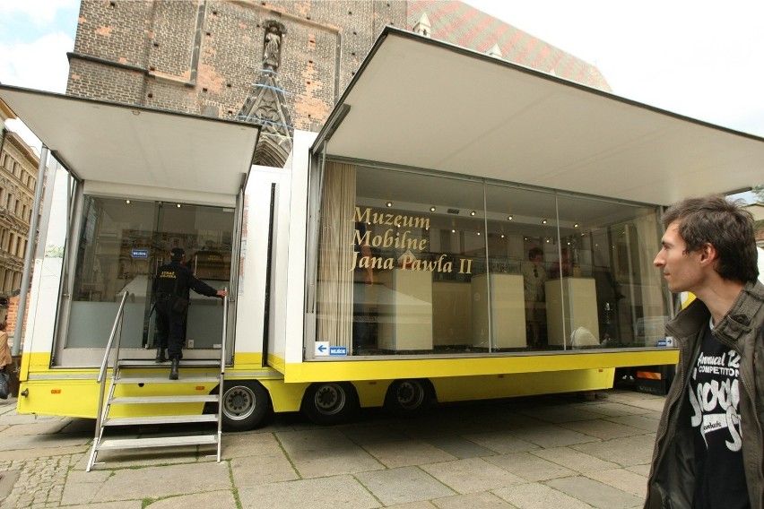 Mobilne muzeum Jana Pawła II przyjechało do Wrocławia