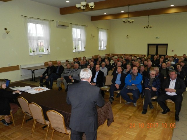 Wójt Andrzej Zieliński od kilku miesięcy rozmawia z mieszkańcami, którzy nie chcą w swojej miejscowości lub w jej okolicy farmy świń