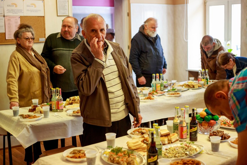 Eleos. Osoby samotne ubogie i bezdomne przyszły na wspólne śniadanie wielkanocne w Białymstoku (zdjęcia, wideo)