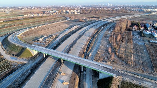 Nowa "siódemka" od Lesznowoli do Warszawy ma być gotowa w październiku tego roku. Wzdłuż trasy głównej wybudowane są drogi lokalne.
