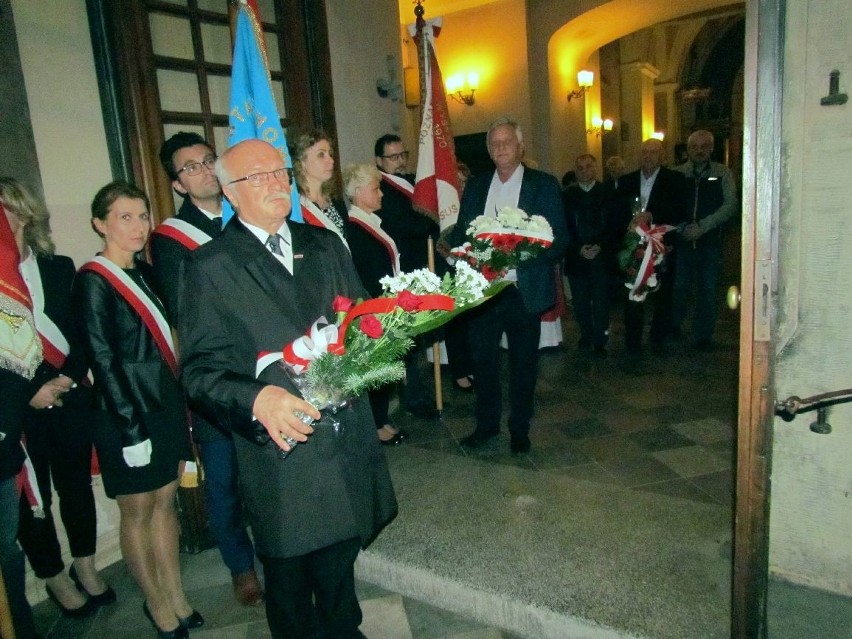 Kwiaty składa Jan Seweryn przewodniczący Międzyzakładowej...
