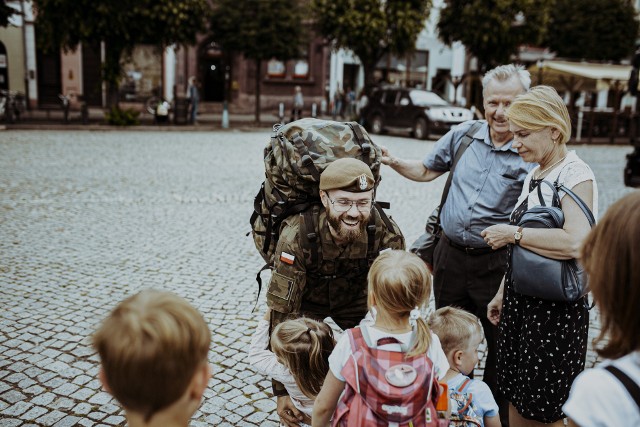 Rekruci walczyli w Lesznie 16 dni podczas szkolenia podstawowego, by móc złożyć uroczystą przysięgę. Wśród nich byli uczniowie, nauczyciel wychowania fizycznego, informatyk, fizjoterapeuta i fotograf.