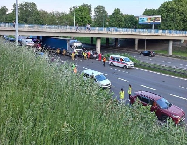 Na A4 w Katowicach doszło do śmiertelnego wypadku z udziałem trzech pojazdów.