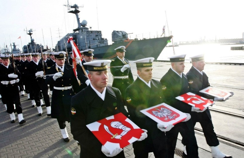 Dwa okręty Marynarki Wojennej po raz ostatni opuściły banderę. Pójdą na żyletki? [ZDJĘCIA]