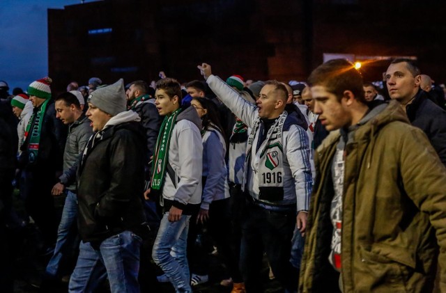 Kibice Legii nie weszli na stadion, bo było ich za dużo