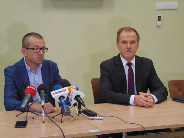 Andrzej Przychodni (z lewej) i wicestarosta powiatu ostrowieckiego Andrzej Jabłoński.