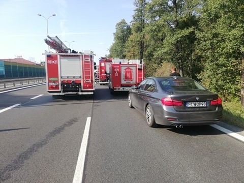 Łodzianin na bani roztrzaskał auto w Tuszynie. Flaszka "fruwała" po wnętrzu pojazdu ZDJĘCIA