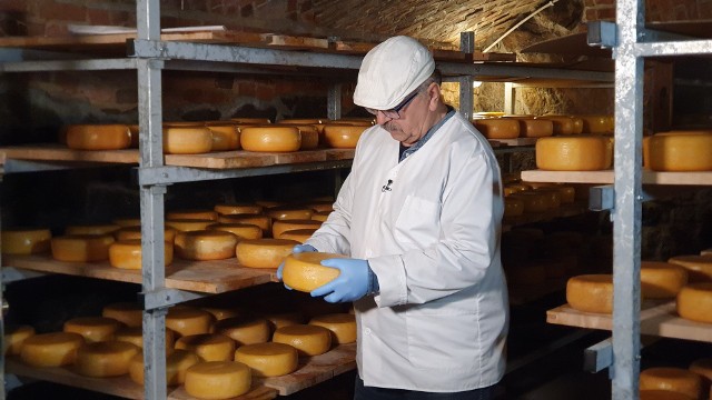 Produkcja serów wymaga wiedzy, cierpliwości i pasji. W serowarni w Ślesinie powstają różnego rodzaju sery, zarówno długodojrzewające, jak i pleśniowe.