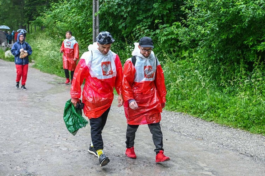 Tatry. Mimo deszczowej aury tysiące wolontariuszy ruszyły na górskie szlaki, by zbierać śmieci