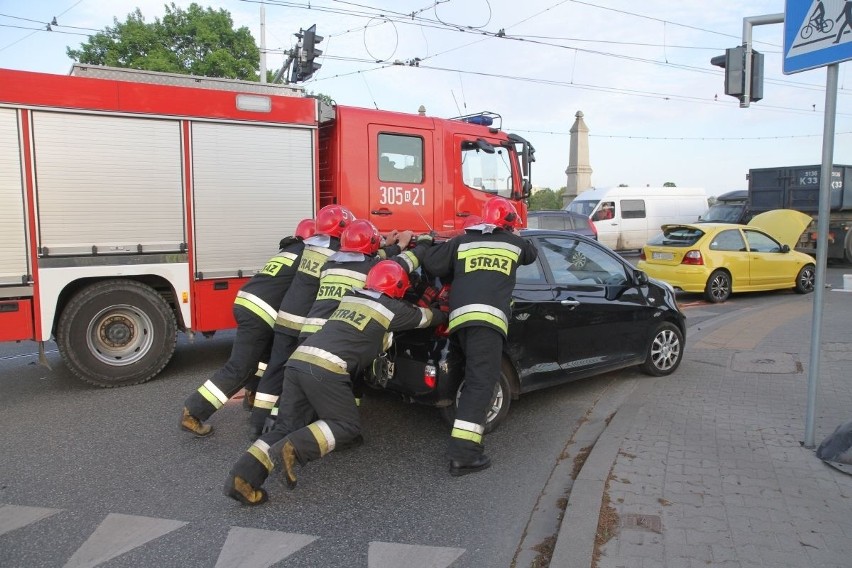 Wrocław: Wypadek przy moście Osobowickim (ZDJĘCIA)