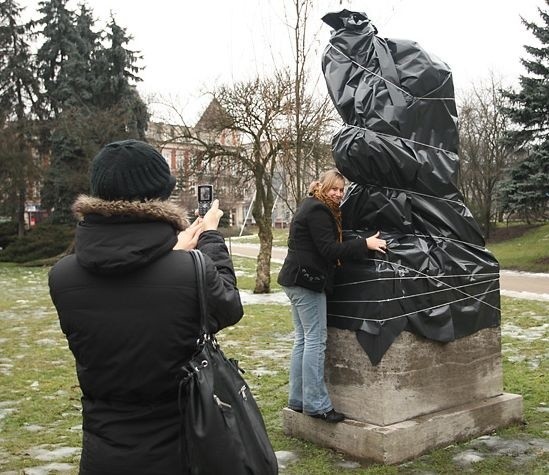 Od kilku dni pomnik niemieckiego rzeźbiarza w Słupsku stoi przysłonięty dla zabezpieczenia folią.