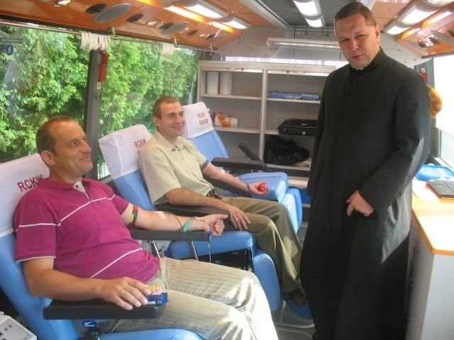 Michał Kredowski (z prawej) i Jarosław Gałkowski w akcji poboru krwi uczestniczyli już kolejny raz. Nad sprawnym jej przebiegiem czuwał ksiądz proboszcz Roman Adamczyk.