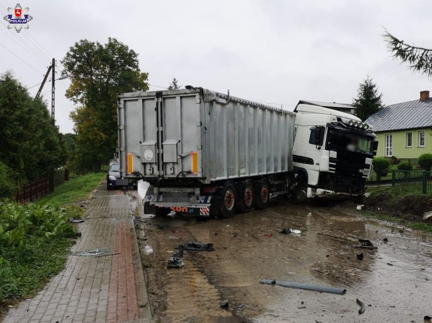 Śmiertelny wypadek w powiecie zamojskim. Naczepa ciężarówki uderzyła w busa. Nie żyje 27-latek