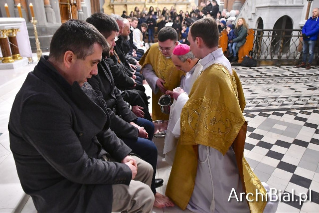 Msza Wieczerzy Pańskiej w Archikatedrze Białostockiej. Bp Henryk Ciereszko obmył i ucałował nogi dwunastu mężczyznom (zdjęcia)