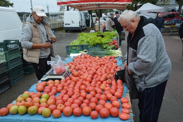 Na placu targowym ruch jak zwykle duży, jest dużo jesiennych owoców i warzyw, królują pomidory