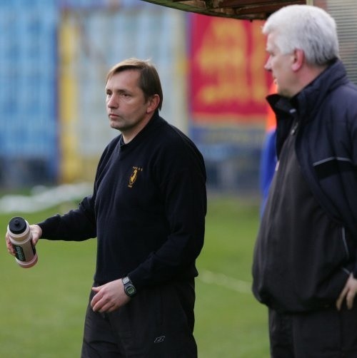 Mariusz Kuras (z lewej) i Ryszard Mizak gościli w środę w Słupsku, gdzie oglądali w akcji jednego z potencjalnych rywali Pogoni do gry w nowej II lidze.