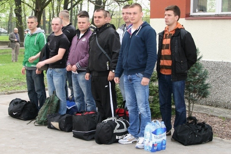 Wrocław: Ochotnicy do armii golą głowy. Wojsko wciela 290 chętnych do Narodowych Sił Rezerwowych