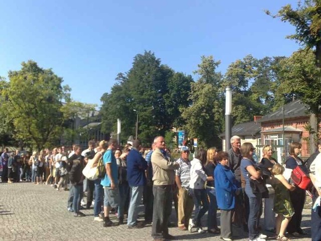 W kolejce po bilety stoi kilkaset osób. Koncert Zetki i Dwójki w niedzielę.