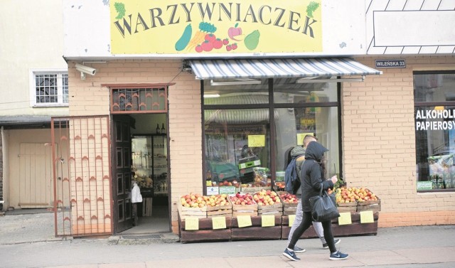 Ten pawilon rodzicie sklepikarza zbudowali 30 lat temu. Od tamtej pory działa w nim sklep, z którego obecnie utrzymuje się sześcioosobowa rodzina.