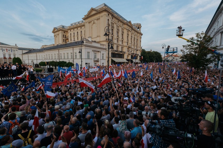 Łańcuch Światła w Warszawie [ZDJĘCIA] Demonstracja przed Pałacem Prezydenckim i marsz przed Sejm