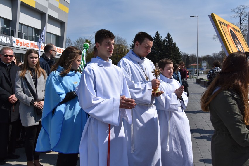 Tarnów. Młodzi z całej diecezji przeszli ulicami miasta w radosnej procesji [ZDJĘCIA]
