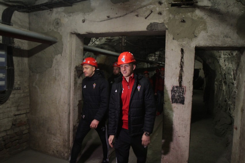 Piłkarze Górnika Zabrze zjechali pod ziemię w kopalni Guido ZDJĘCIA