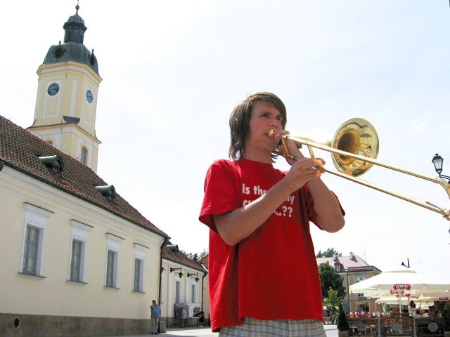Bartłomiej Łupiński jest jedynym puzonistą na Rynku Kościuszki. Niedługo wyjeżdża do Wiednia, gdzie również będzie dawał koncerty na placach miejskich.