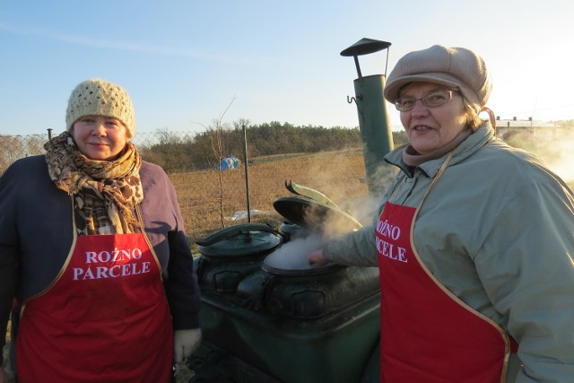 Czekały też panie Hanna Żurowska i Maria Rumińska z miejscowego Koła Gospodyń Wiejskich, które ugotowały grochówkę