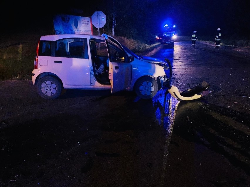 Nocny wypadek w Karwodrzy. Czołowo zderzyły się samochody osobowe. Jedna osoba została ranna