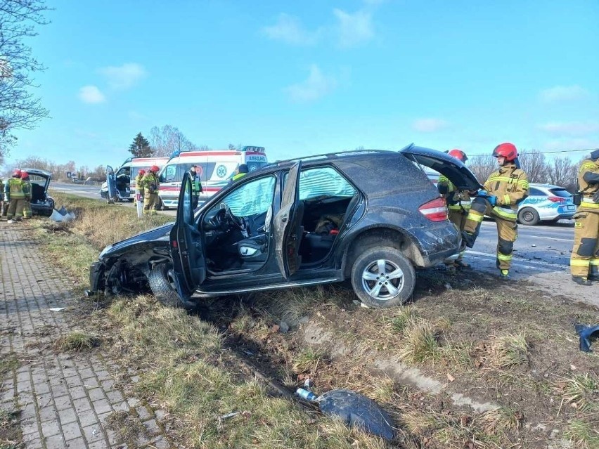 Kolizja w Kazimierzowie koło Elbląga. Samochód został niemal...