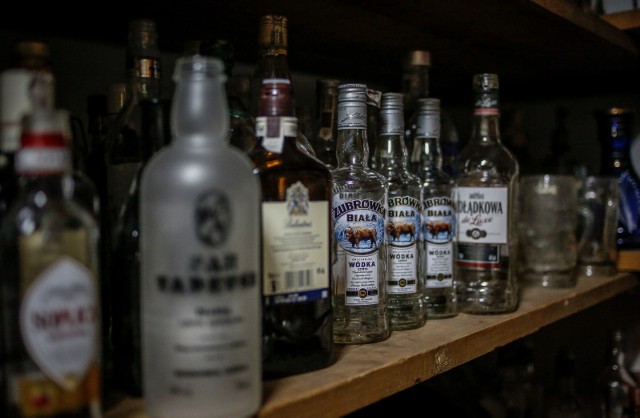 Zdjęcie ilustracyjne. 34-latek z Bydgoszczy przez prawie dwa miesiące okradał sklep. W sumie udało mu się "zwinąć" 13 butelek z drogim alkoholem.