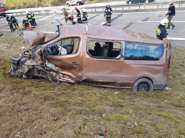 Bus amerykańskich żołnierzy dachował na A4 [ZDJĘCIA]