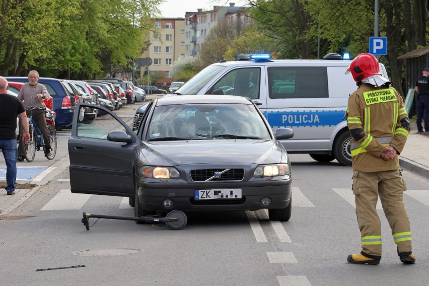 Wypadek w Tarnobrzegu. Ranna dziewczynka, wjechała hulajnogą przed jadące volvo. Zdjęcia z miejsca zdarzenia