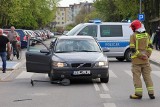 Wypadek w Tarnobrzegu. Ranna dziewczynka, wjechała hulajnogą przed jadące volvo. Zdjęcia z miejsca zdarzenia