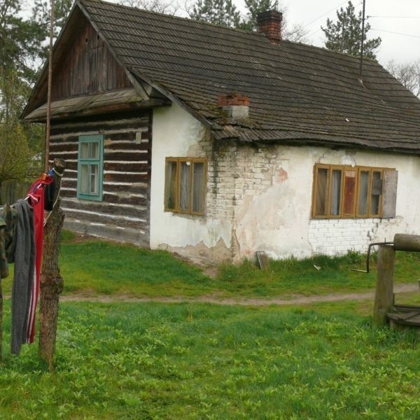 Dom z podwórkiem, na którym doszło do rodzinnej awantury.