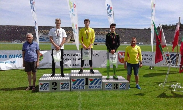 Mateusz Wróbel ze Słoneczka Busko-Zdrój zdobył złoty medal w biegu na 100 metrów juniorów młodszych. 