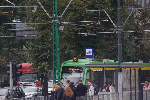W Poznaniu słupy trakcyjne są szare. Ten na Królowej Jadwigi jest zielony. Ktoś zapomniał go pomalować?
