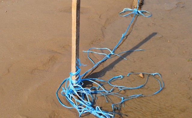 Szokującym widokiem zakończył się dla jednego z przechodniów spacer po plaży Zbiornika Jeziorsko w miejscowości Siedlątków. Przechodzień natknął się na martwego pasa, który przed śmiercią musiał przeżywać prawdziwe katusze. Był bowiem przywiązany do drewnianego pala. O makabrycznym odkryciu mężczyzna powiadomił natychmiast policję.CZYTAJ DALEJ >>>>....