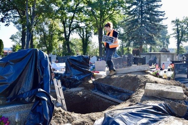 Pracownicy Biura Poszukiwań IPN przy pracy na sądeckim cmentarzu