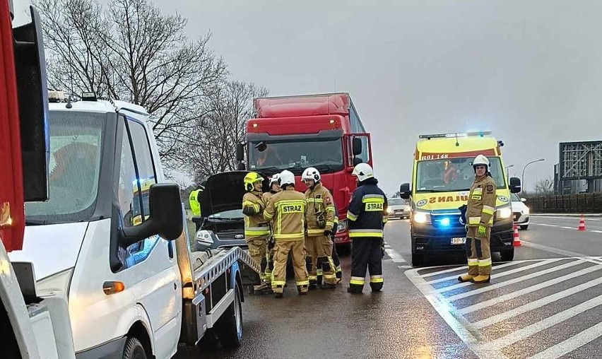 Zderzenie tira z fordem na DK 77 w Duńkowiczkach pod Przemyślem. Do szpitala trafiła kobieta