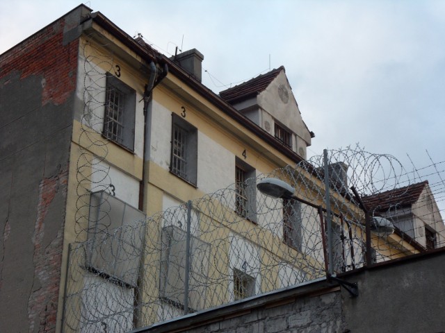 W ZK nr 2 przy ul. Sikorskiego przebywa ok. 360 więźniów. W ZK nr 1 przy ul. Wybickiego - ok. 800.