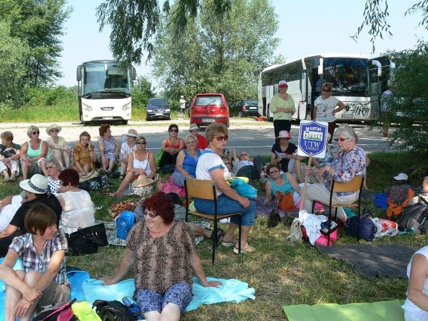 Seniorzy z całego regionu powitali lato nad Jeziorem Tarnobrzeskim  