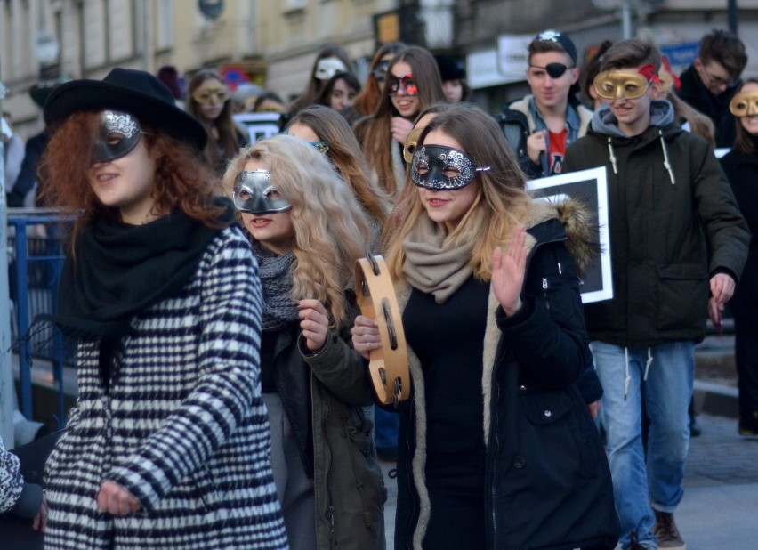 Zwierciadła 2017 w Lublinie. Barwna parada przy Centrum Kultury