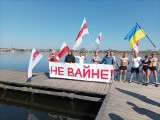 Białostockie morsy. Miłośnicy zimnej wody, jak co tydzień, zażywali kąpieli na dojlidzkiej plaży. I wspierali Ukrainę 